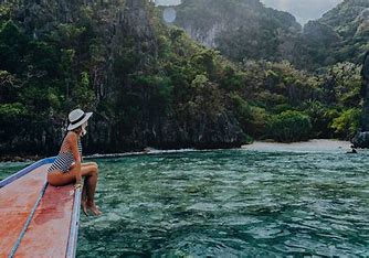 image d'une femme sur une barque partie en voyage avec Goexplore